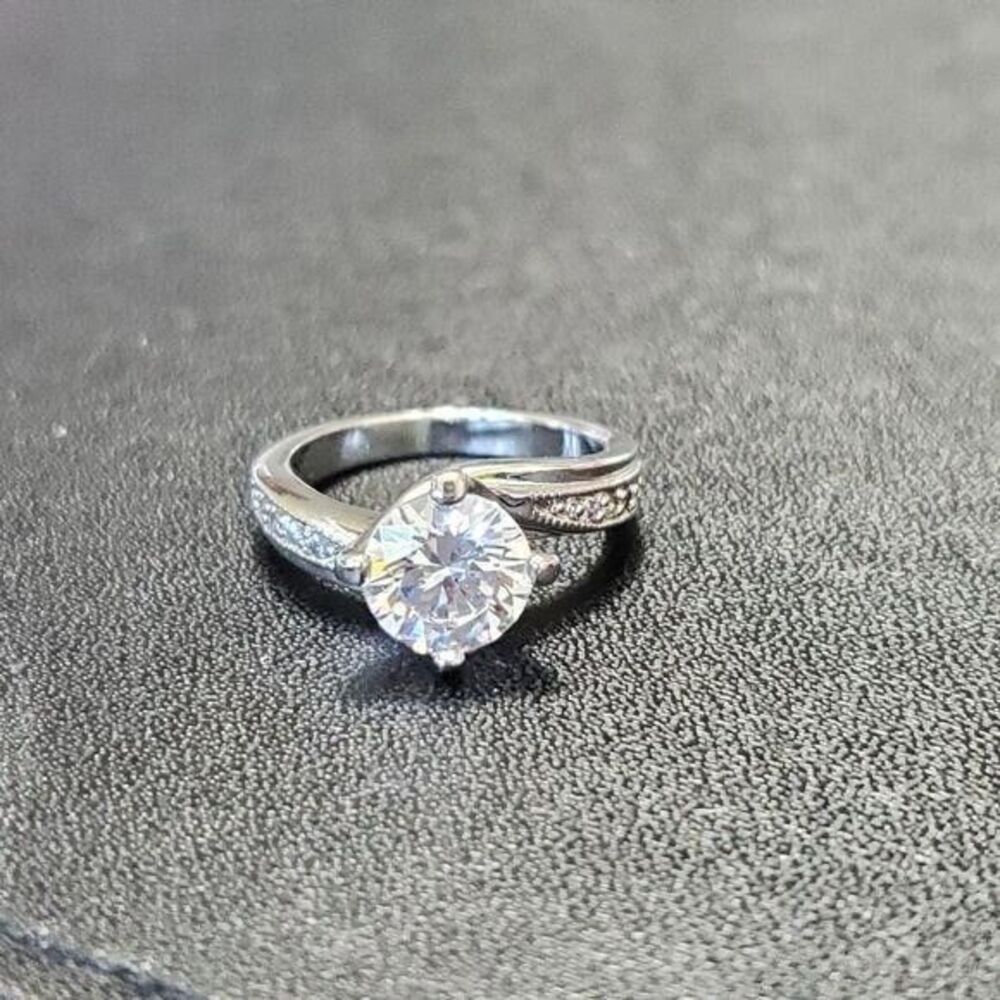 Silver tone sparkly rhinestone ring size 5.75